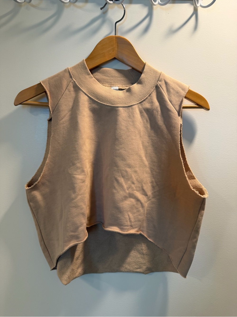 ALO Yoga Cropped Sleeveless Tank Top - Taupe